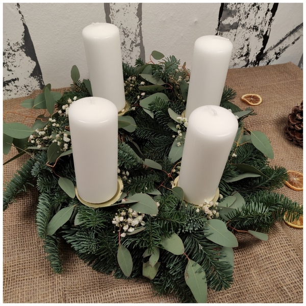 Adventskranz aus Edeltanne, Eukalyptus & Schleierkraut