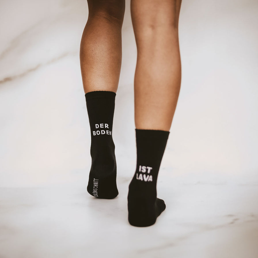Socken "Der Boden ist Lava" schwarz - raschekraenzedevelopment